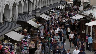 Italien, Venedig: Touristen spazieren durch eine Gasse in Venedig.