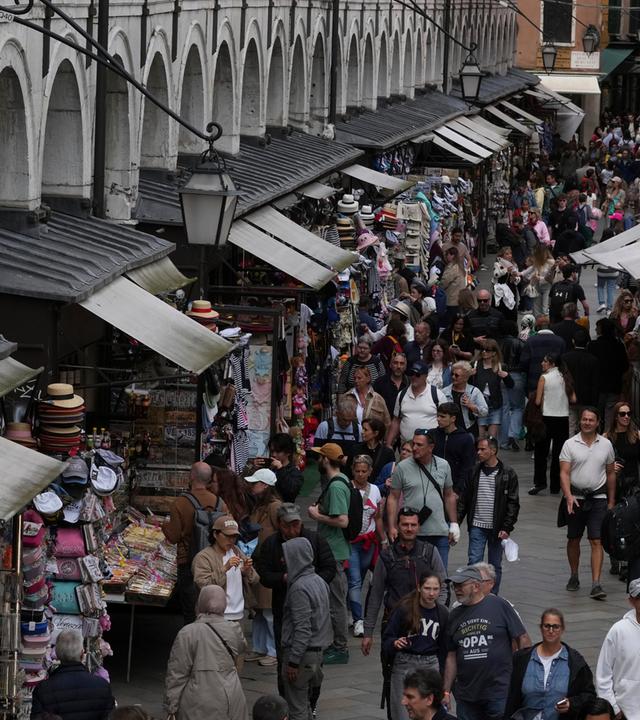 Italien, Venedig: Touristen spazieren durch eine Gasse in Venedig.