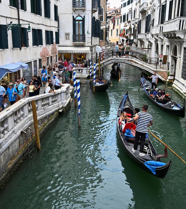 Italien, Venedig: Touristen spazieren durch eine Gasse in Venedig.