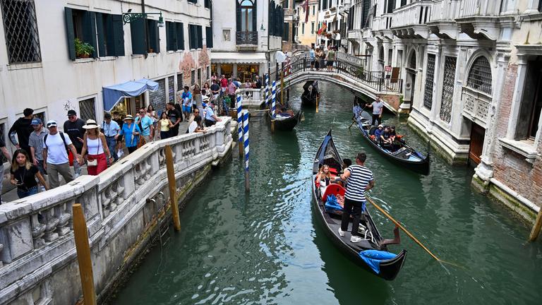 Italien, Venedig: Touristen spazieren durch eine Gasse in Venedig.