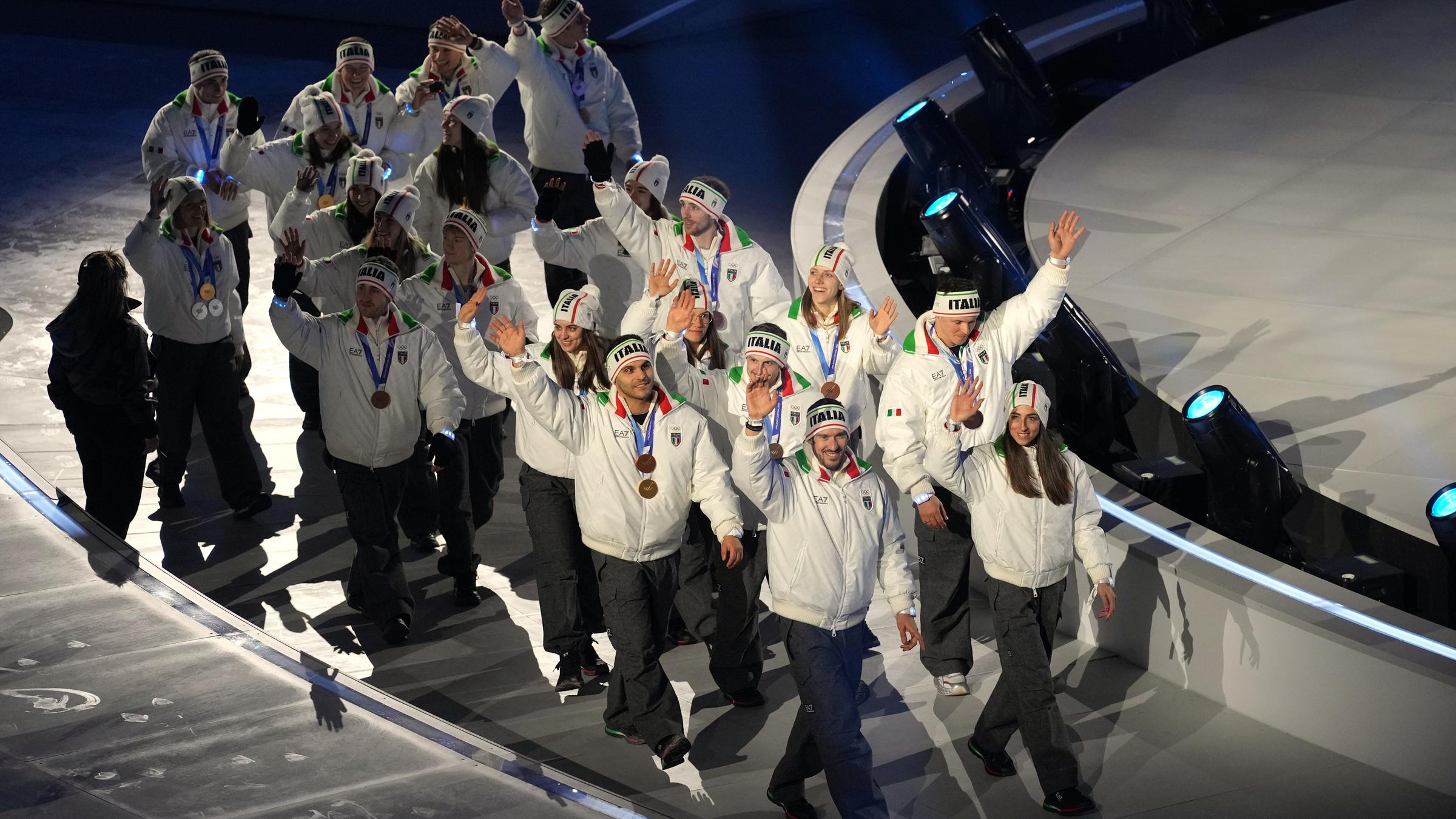 Die italienischen Medaillengewinner treffen zur Abschlusszeremonie der Olympischen Winterspiele ein. 