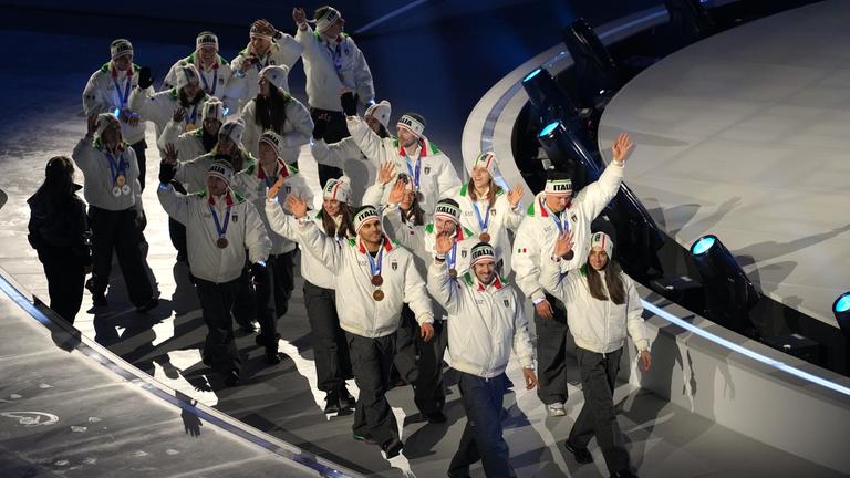 Die italienischen Medaillengewinner treffen zur Abschlusszeremonie der Olympischen Winterspiele ein. 