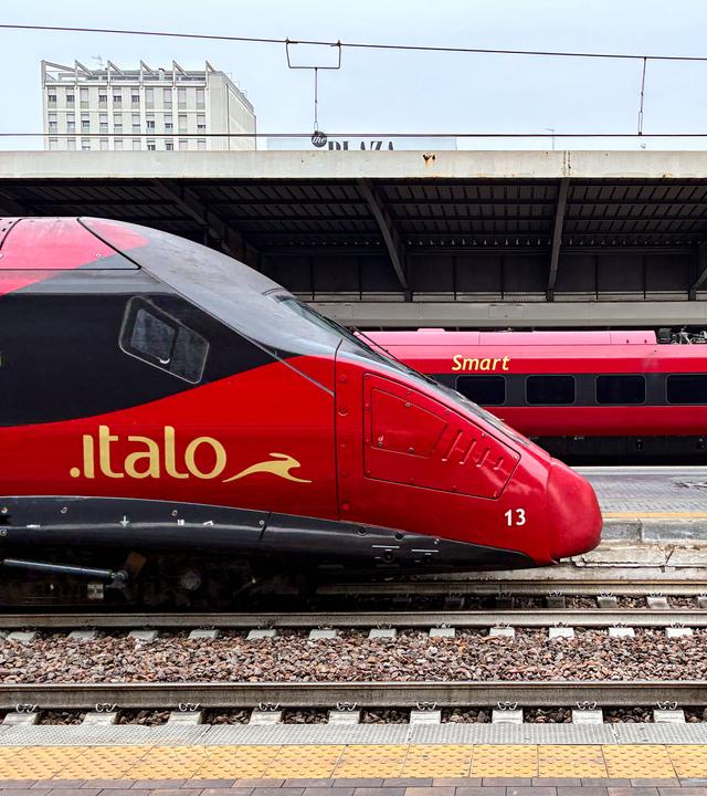 Ein Italo-Hochgeschwindigkeitszug steht am 16.11.2025 am Bahnhof Venezia Santa Lucia in Venedig, Italien.