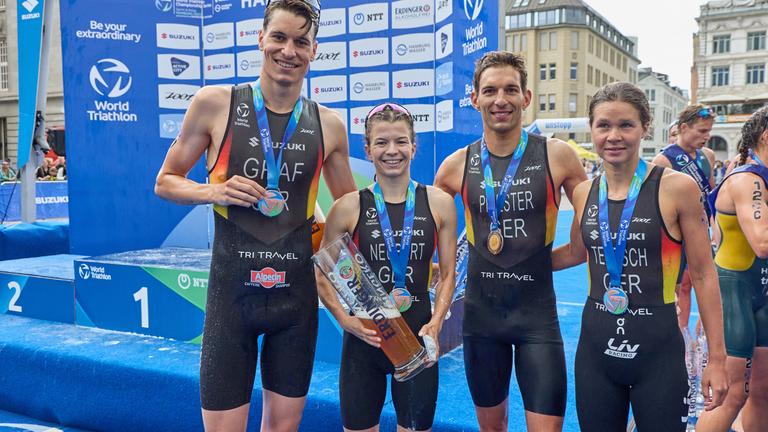 Hamburg: Triathlon: ITU World Triathlon Series/Weltmeisterschaft, Mixed. Das deustche Team Henry Graf (l-r), Tanja Neubert, Lasse Nygaard Priester und Lisa Tertsch haben den dritten Platz erreicht.