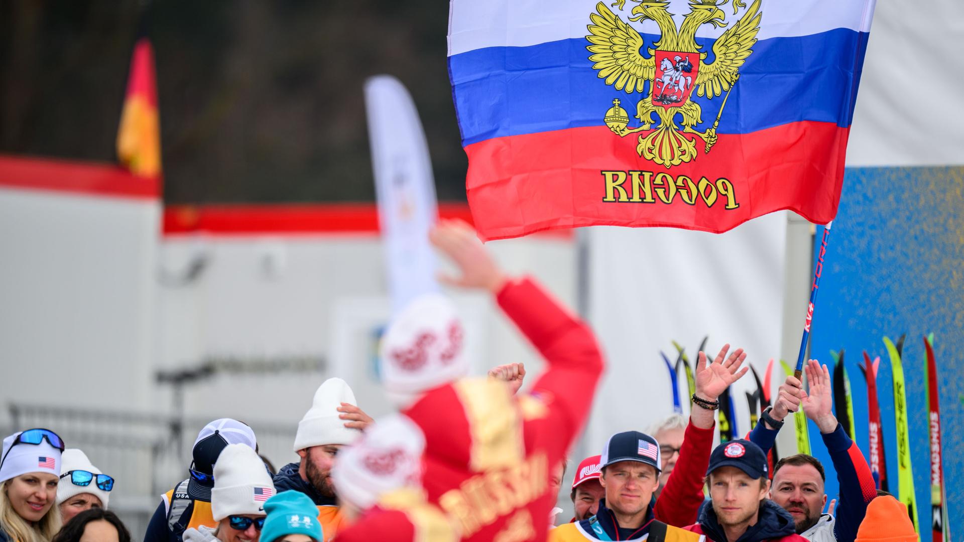 Die russische Flagge während der Siegerehrung von Ivan Golubkov am 11.03.2026 in Tesero. 