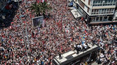 Turkey's Republican People's Party (CHP) ousted leader Ozgur Ozel stands atop of a bus as he delivers a speech during a rally, days after a court dismissed him from office, in Izmir on May 26, 2026. 