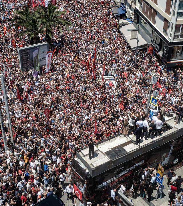 Turkey's Republican People's Party (CHP) ousted leader Ozgur Ozel stands atop of a bus as he delivers a speech during a rally, days after a court dismissed him from office, in Izmir on May 26, 2026. 