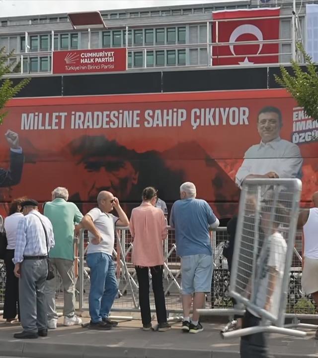 Menschen in der Türkei vor einem Bus.