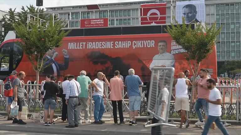 Menschen in der Türkei vor einem Bus.