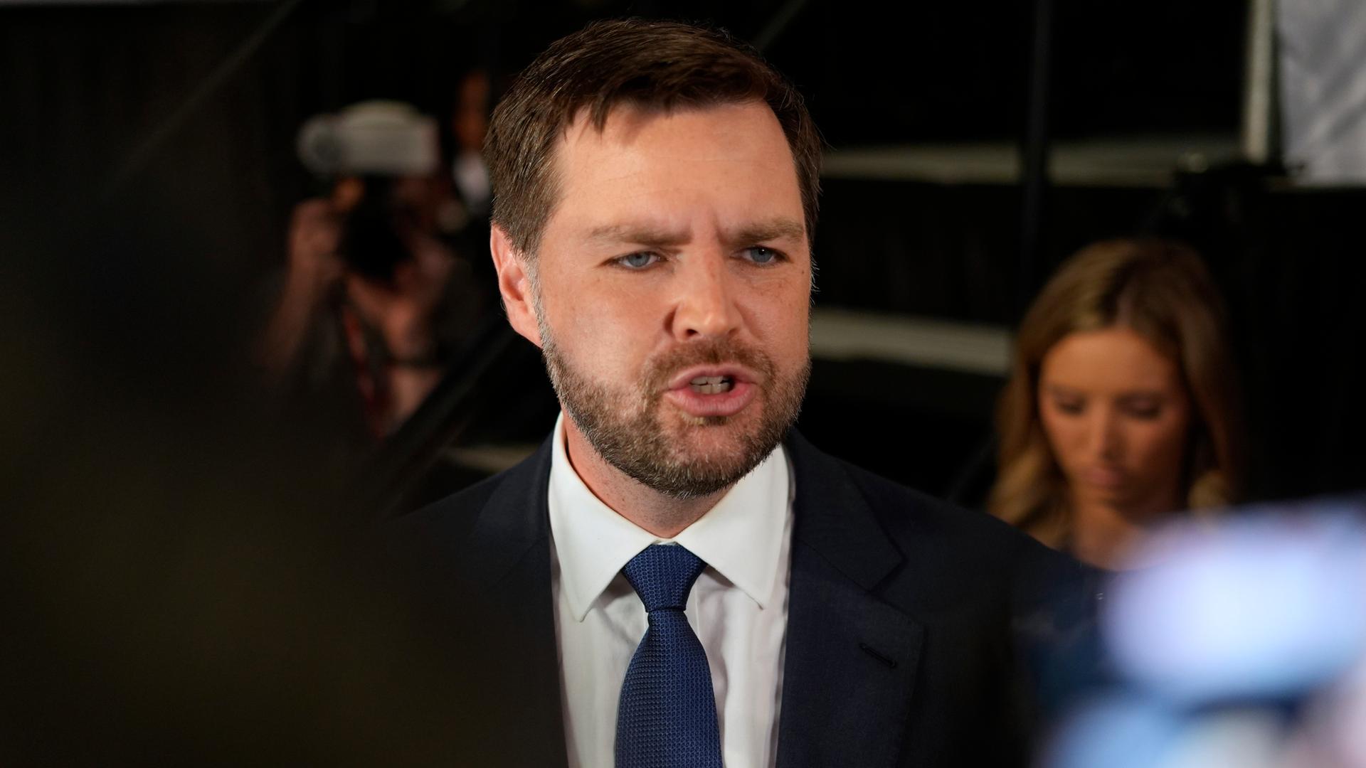 Senator J.D. Vance, spricht zu Reportern im Spin Room nach einer Präsidentschaftsdebatte am 27.06.2024.