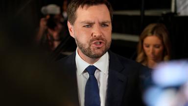 Senator J.D. Vance, spricht zu Reportern im Spin Room nach einer Präsidentschaftsdebatte am 27.06.2024.