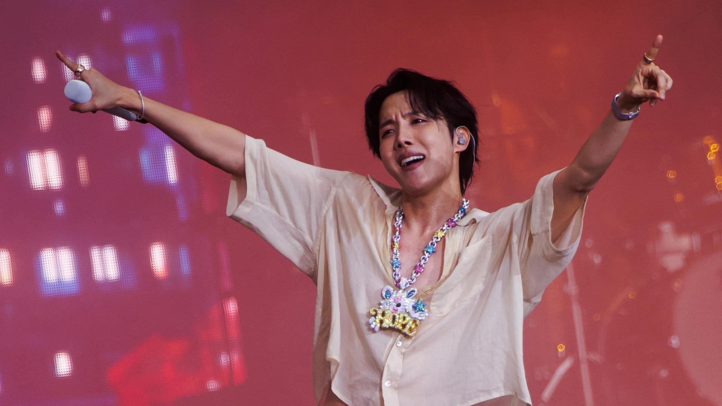 Sänger der K-Pop Band BTS J-Hope während eines Auftritts in Berlin.