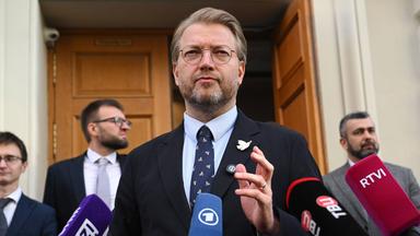 Jabloko-Chef Nikolai Rybakov spricht vor Russlands Oberstem Gericht in Moskau über den Einspruch gegen den Ausschluss der Partei von der Staatsduma-Wahl.