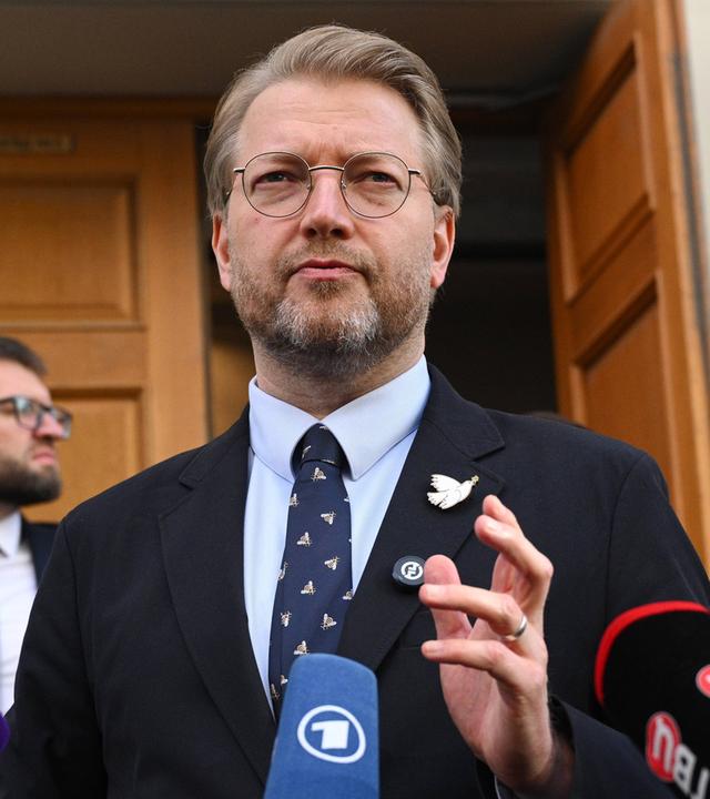 Jabloko-Chef Nikolai Rybakov spricht vor Russlands Oberstem Gericht in Moskau über den Einspruch gegen den Ausschluss der Partei von der Staatsduma-Wahl.