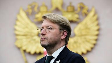 Nikolai Rybakow, Vorsitzender der Partei Jabloko, steht vor dem Obersten Gerichtshof Russlands in Moskau.