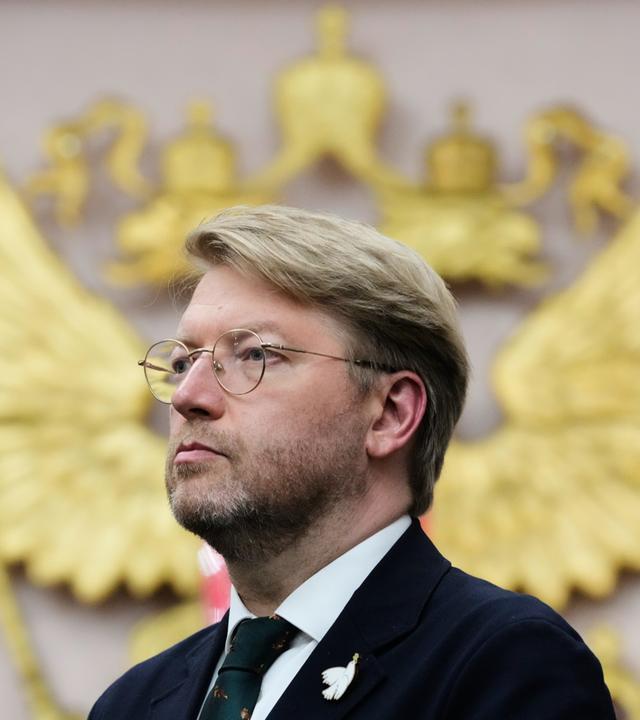 Nikolai Rybakow, Vorsitzender der Partei Jabloko, steht vor dem Obersten Gerichtshof Russlands in Moskau.