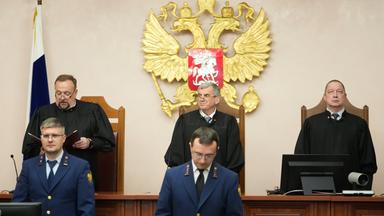  Der Vorsitzende des Berufungssenats des Obersten Gerichtshofs, Richter Wladimir Saizew (hinten Mitte), sein Stellvertreter Igor Sinchenko und Richter Denis Tjutin nehmen während der Berufungsverhandlung im Obersten Gericht Russlands an der Verlesung der Gerichtsentscheidung über eine Berufung gegen das Urteil teil, durch das die Partei Jabloko von den bevorstehenden Parlamentswahlen ausgeschlossen wurde.