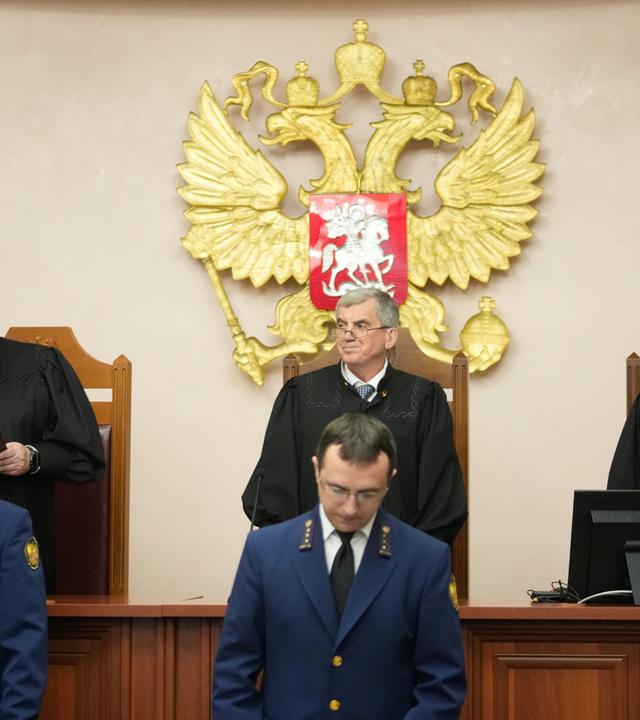  Der Vorsitzende des Berufungssenats des Obersten Gerichtshofs, Richter Wladimir Saizew (hinten Mitte), sein Stellvertreter Igor Sinchenko und Richter Denis Tjutin nehmen während der Berufungsverhandlung im Obersten Gericht Russlands an der Verlesung der Gerichtsentscheidung über eine Berufung gegen das Urteil teil, durch das die Partei Jabloko von den bevorstehenden Parlamentswahlen ausgeschlossen wurde.