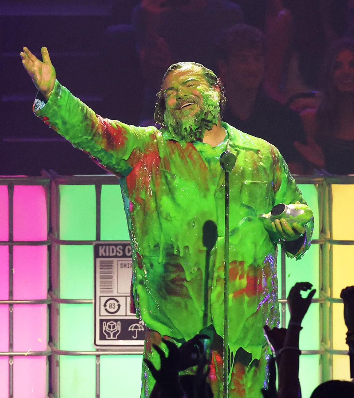 Schauspieler Jack Black wurde bei den Kid's Choice Awards als bester Komiker ausgezeichnet. Über die obligatorische grüne Schleimdusche auf der Bühne hat er sich besonders gefreut. (23.06.2025)