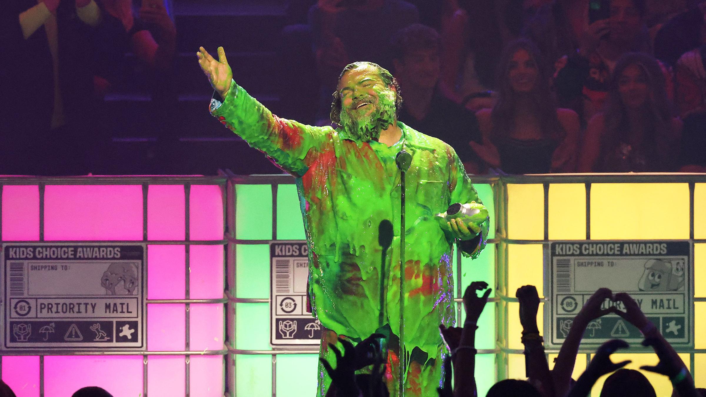 Schauspieler Jack Black wurde bei den Kid's Choice Awards als bester Komiker ausgezeichnet. Über die obligatorische grüne Schleimdusche auf der Bühne hat er sich besonders gefreut. (23.06.2025)