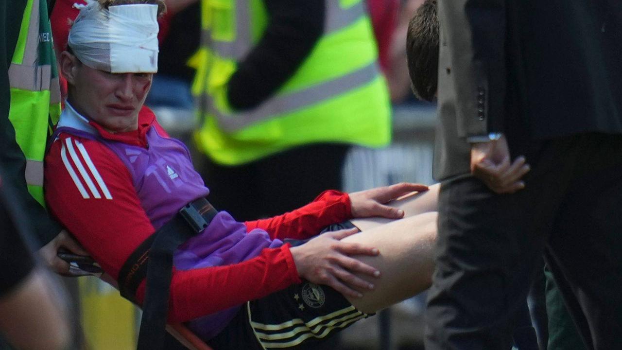 Jack Mackenzie von Aberdeen wird nach dem Abpfiff des Spiels Dundee United gegen Aberdeen behandelt.