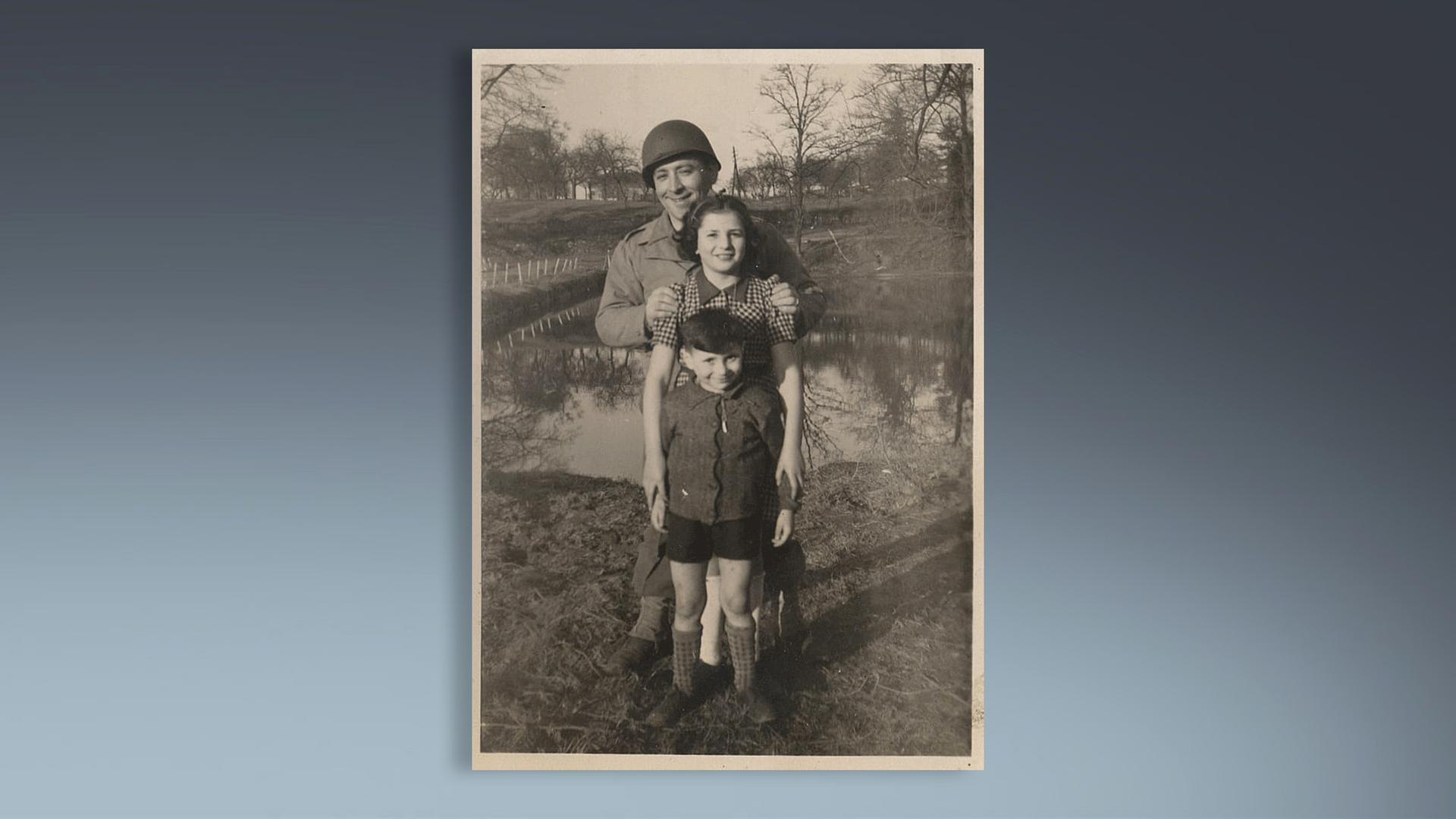 Jack Offen, seine Schwester und ein Soldat stehen nach Kriegsende zusammen.
