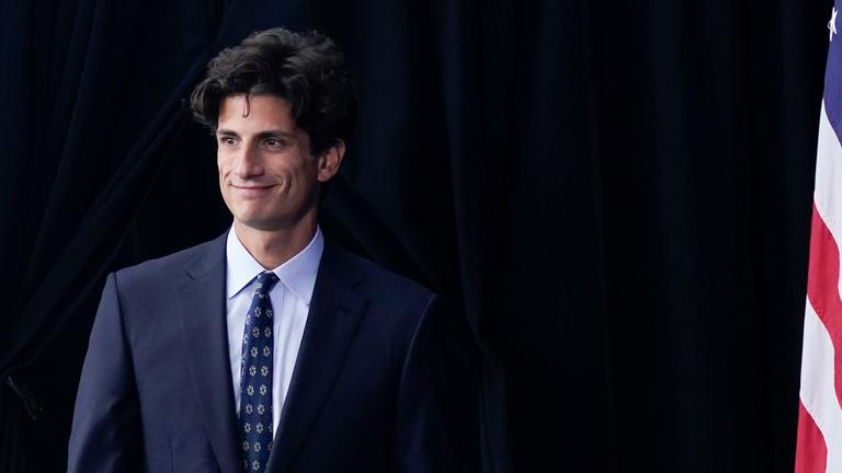 Jack Schlossberg, Enkel von John F. Kennedy, spricht in der John F. Kennedy Library and Museum in Boston über die Krebs-Moonshot-Initiative. (Archiv)