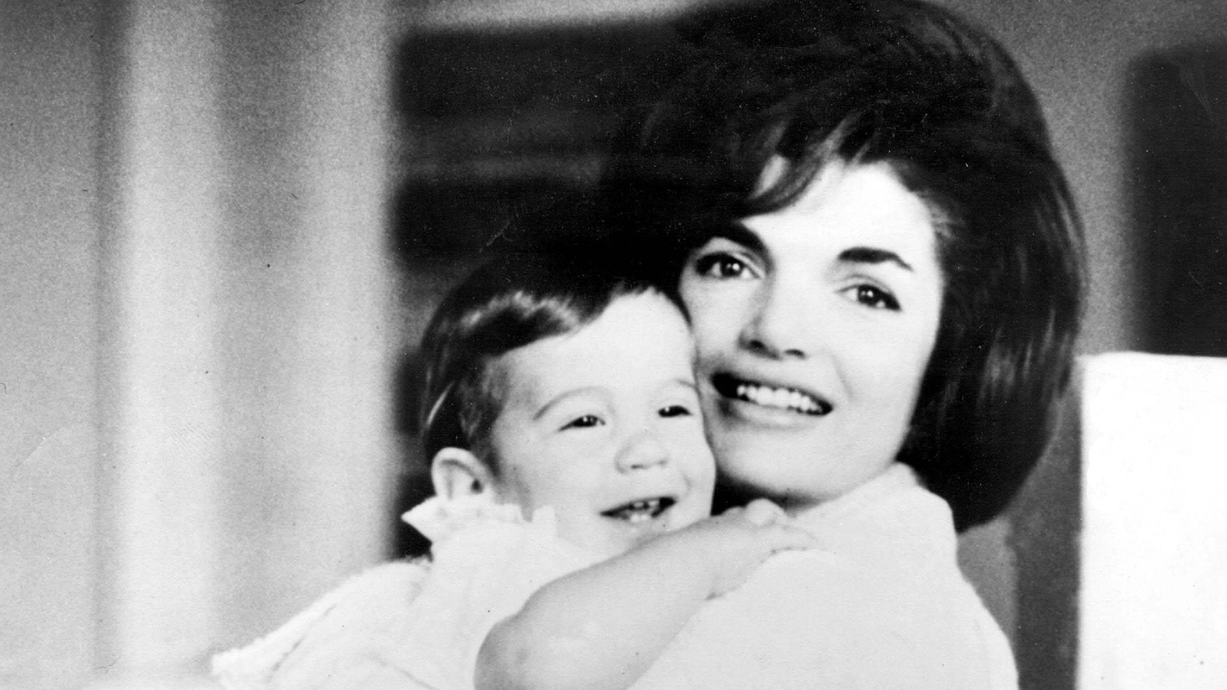 BG - 1961: Jackie Kennedy mit ihrem Sohn John-John