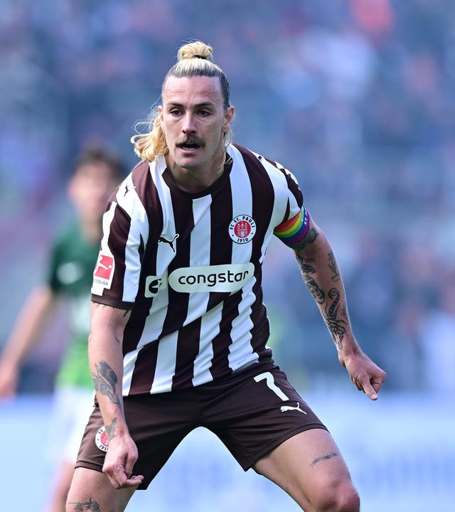 Jackson Irvine im Trikot vom FC St. Pauli