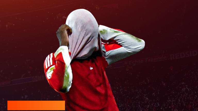 Nicolas Jackson vom FC Bayern München zieht sich zum Jubeln sein Trikot über das Gesicht