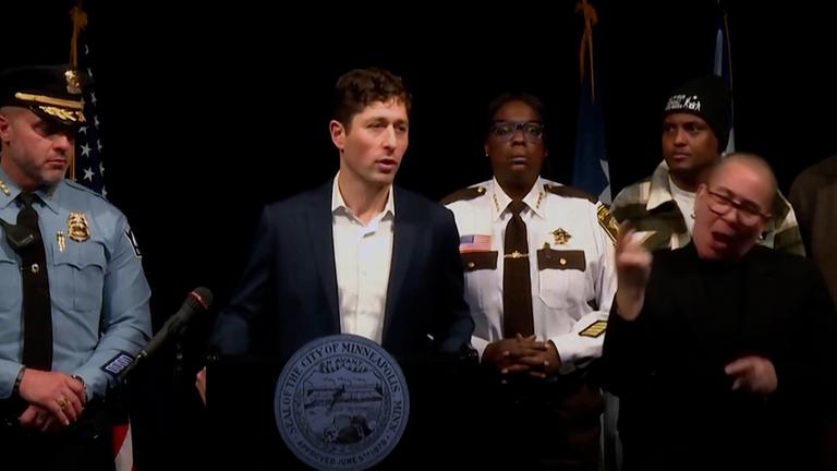 Der demokratische Bürgermeister von Minneapolis, Jacob Frey, bei einer Pressekonferenz.