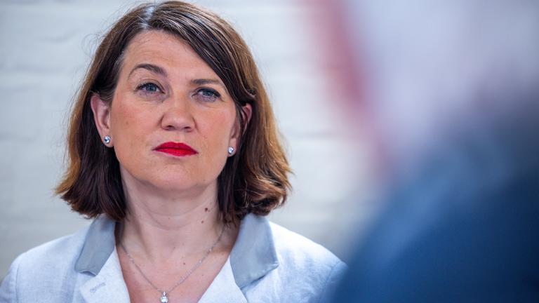 Jacqueline Bernhardt (Die Linke), die Justizministerin von Mecklenburg-Vorpommern, bei Stiftungstour.