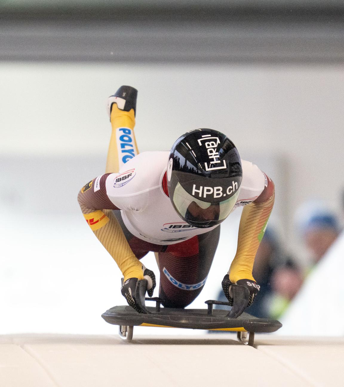 Die deutsche Skeletonathletin Jacqueline Pfeifer beginnt mit dem Kopf voran auf einem speziellen Rodelschlitten ihr Rennen im Eiskanal in Winterberg