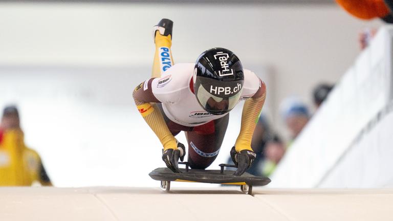 Die deutsche Skeletonathletin Jacqueline Pfeifer beginnt mit dem Kopf voran auf einem speziellen Rodelschlitten ihr Rennen im Eiskanal in Winterberg