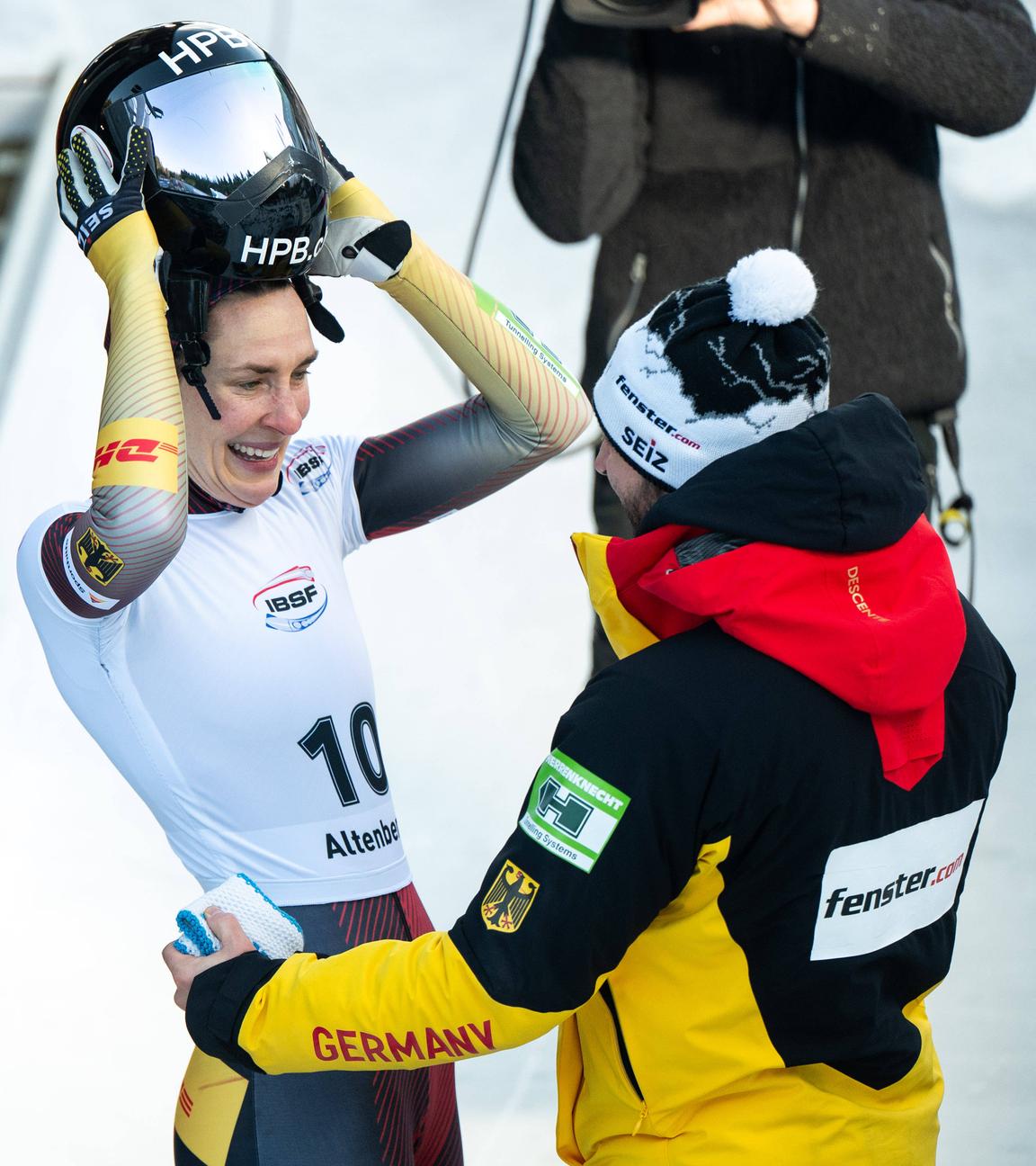 Skeletonpilotin Jacqueline "Jacka" Pfeifer (Deutschland) jubelt am 16.01.2026 im Ziel über den Sieg im IBSF Skeleton Weltcup in Altenberg.