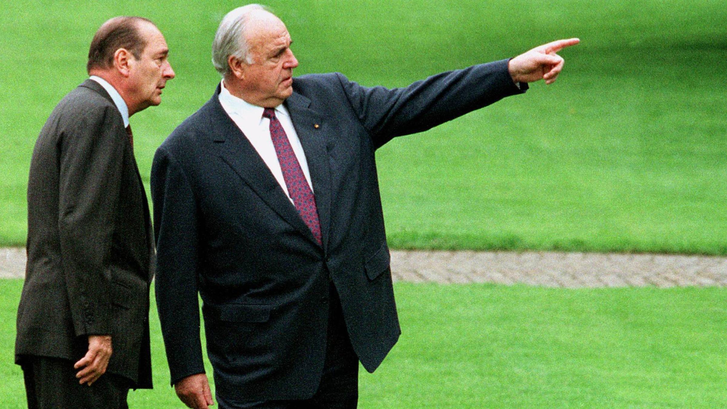 Archiv: Jacques Chirac und Helmut Kohl am 21.09.1997 in Bonn