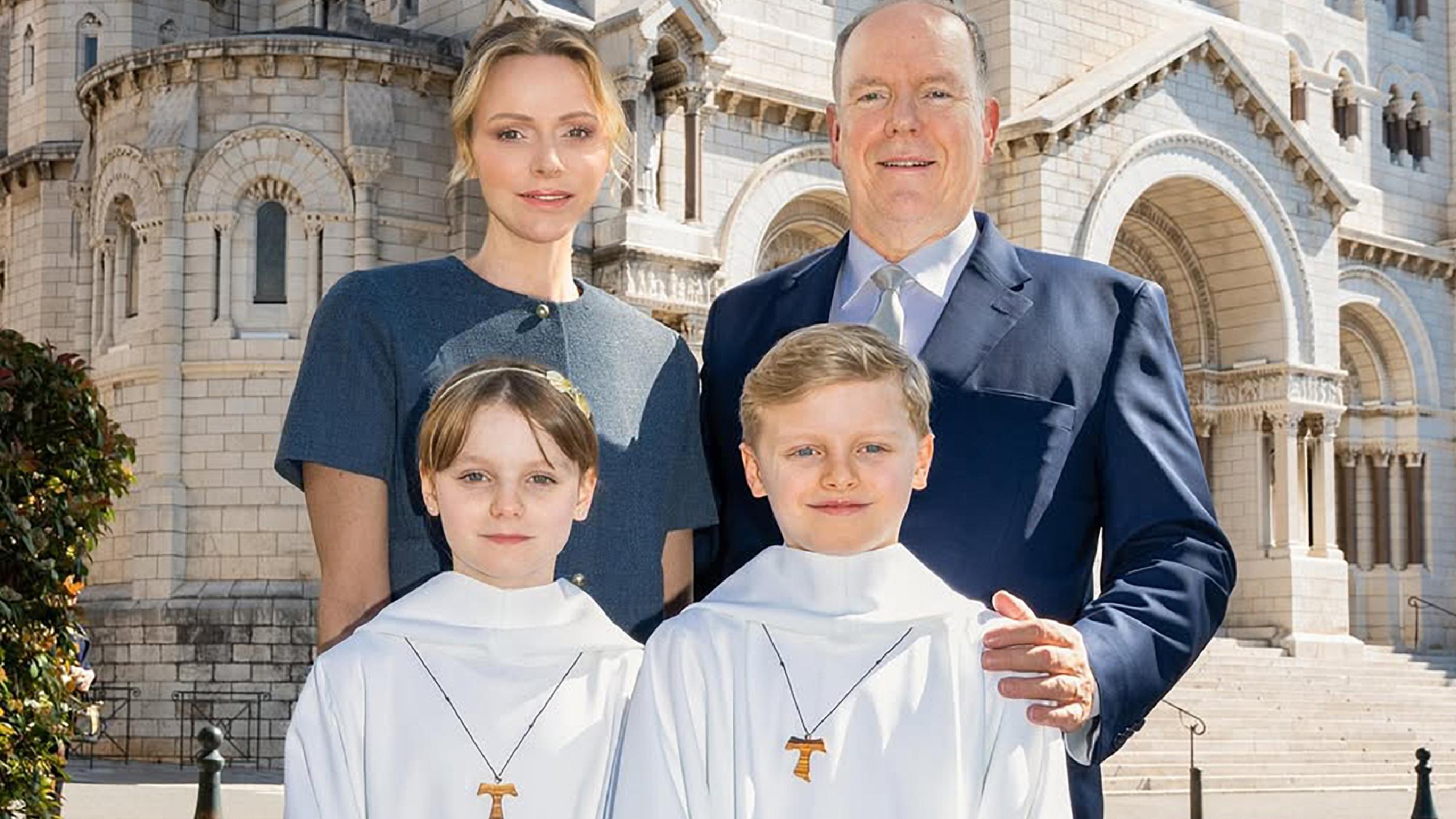 Prinz Jaques und Prinzessin Gabriella haben ihre Erstkommunion gefeiert. An ihrer Seite: Fürst Albert und Fürstin Charlene, die auf dem offiziellen Foto ebenfalls stolz lächeln. (12.05.2025)