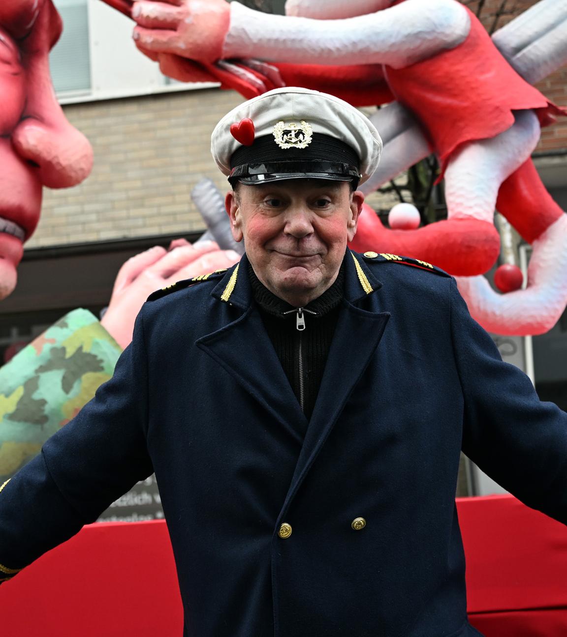 Jacques Tilly, Wagenbauer, steht vor dem Mottowagen, auf dem eine Skulptur des russischen Präsidenten Wladimir Putin die Düsseldorfer Karnevalsfigur Hoppeditz aufspießt. (Archiv)