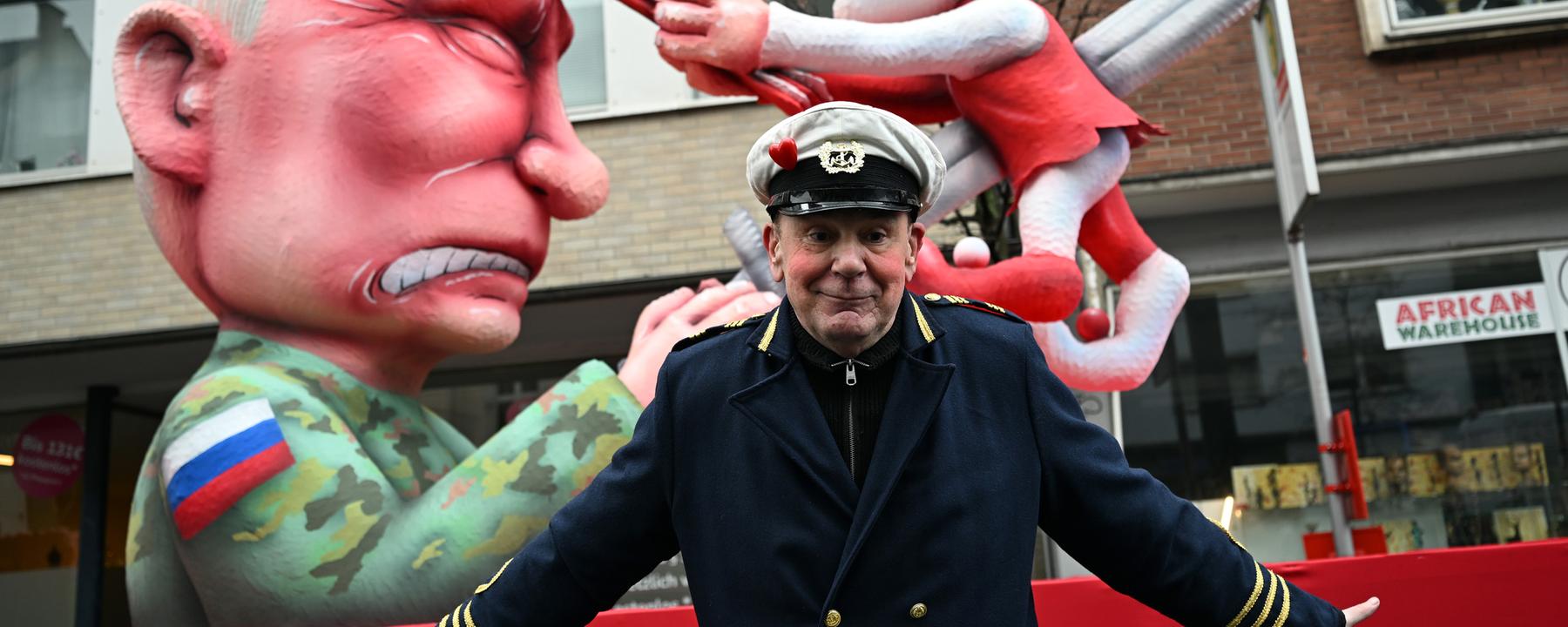 Jacques Tilly, Wagenbauer, steht vor dem Mottowagen, auf dem eine Skulptur des russischen Präsidenten Wladimir Putin die Düsseldorfer Karnevalsfigur Hoppeditz aufspießt. (Archiv)