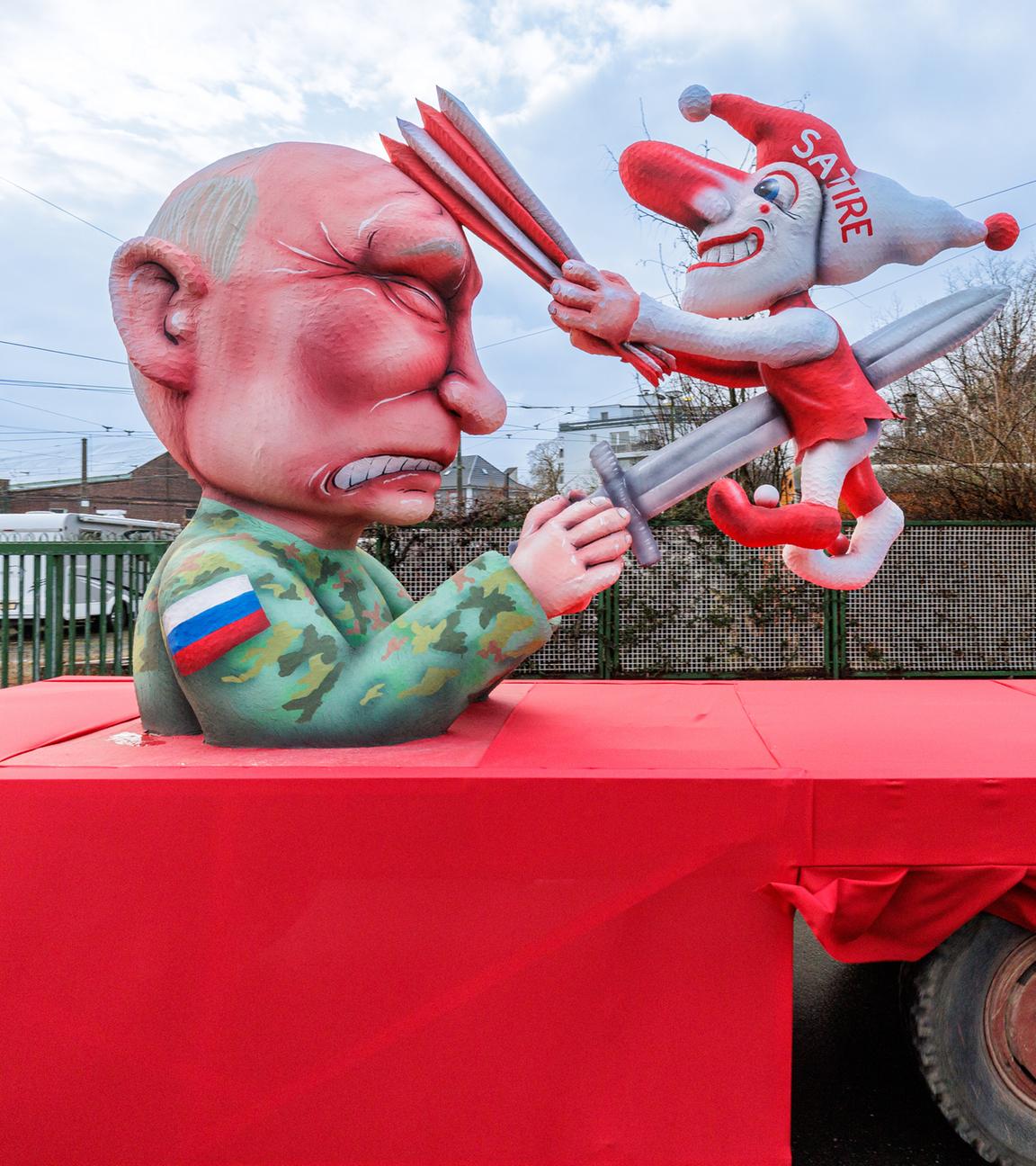 Ein Motto-Wagen des Wagenbau-Künstlers Jacques Tilly in Düsseldorf