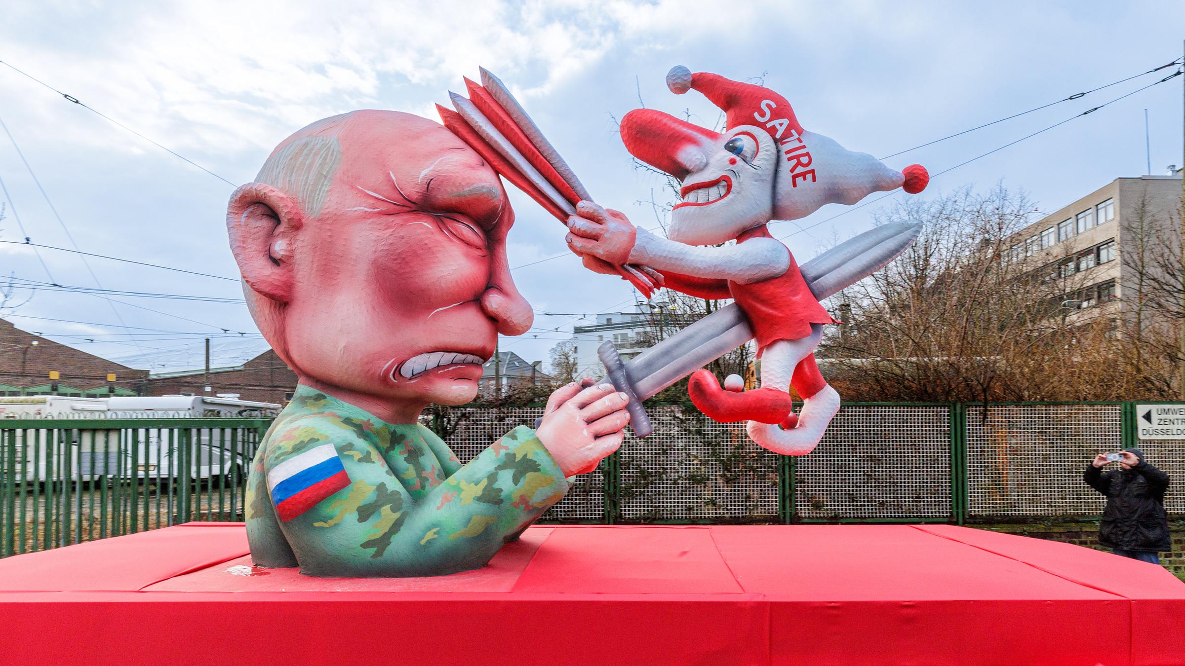 Ein Motto-Wagen des Wagenbau-Künstlers Jacques Tilly in Düsseldorf