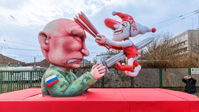 Ein Motto-Wagen des Wagenbau-Künstlers Jacques Tilly in Düsseldorf