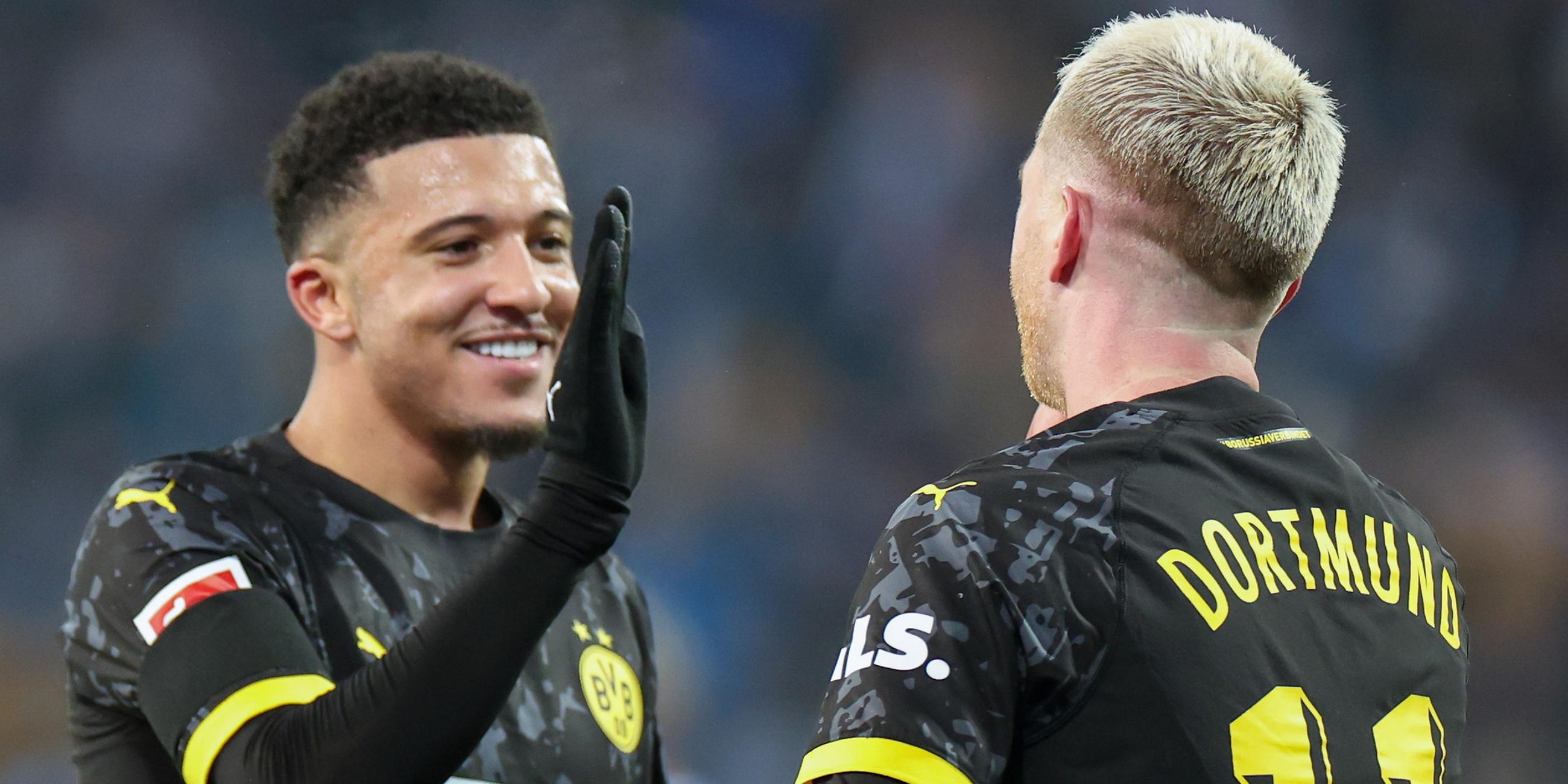 Jadon Sancho feiert mit Marco Reus das 2:0 gegen Darmstadt.