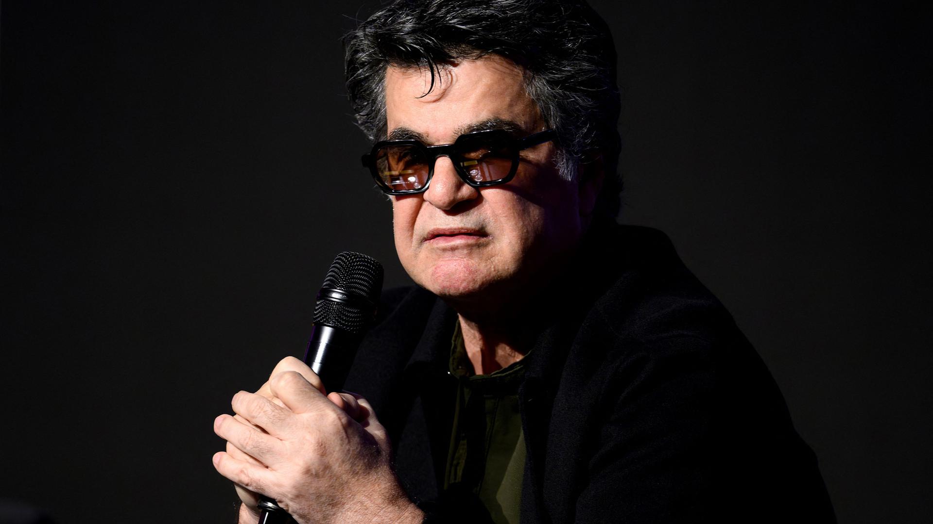 Der iranische Regisseur, Drehbuchautor und Produzent Jafar Panahi spricht während einer Frage- und Antwortrunde mit dem Publikum auf dem Sydney Film Festival am 15. Juni 2025.