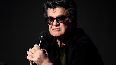 Der iranische Regisseur, Drehbuchautor und Produzent Jafar Panahi spricht während einer Frage- und Antwortrunde mit dem Publikum auf dem Sydney Film Festival am 15. Juni 2025.
