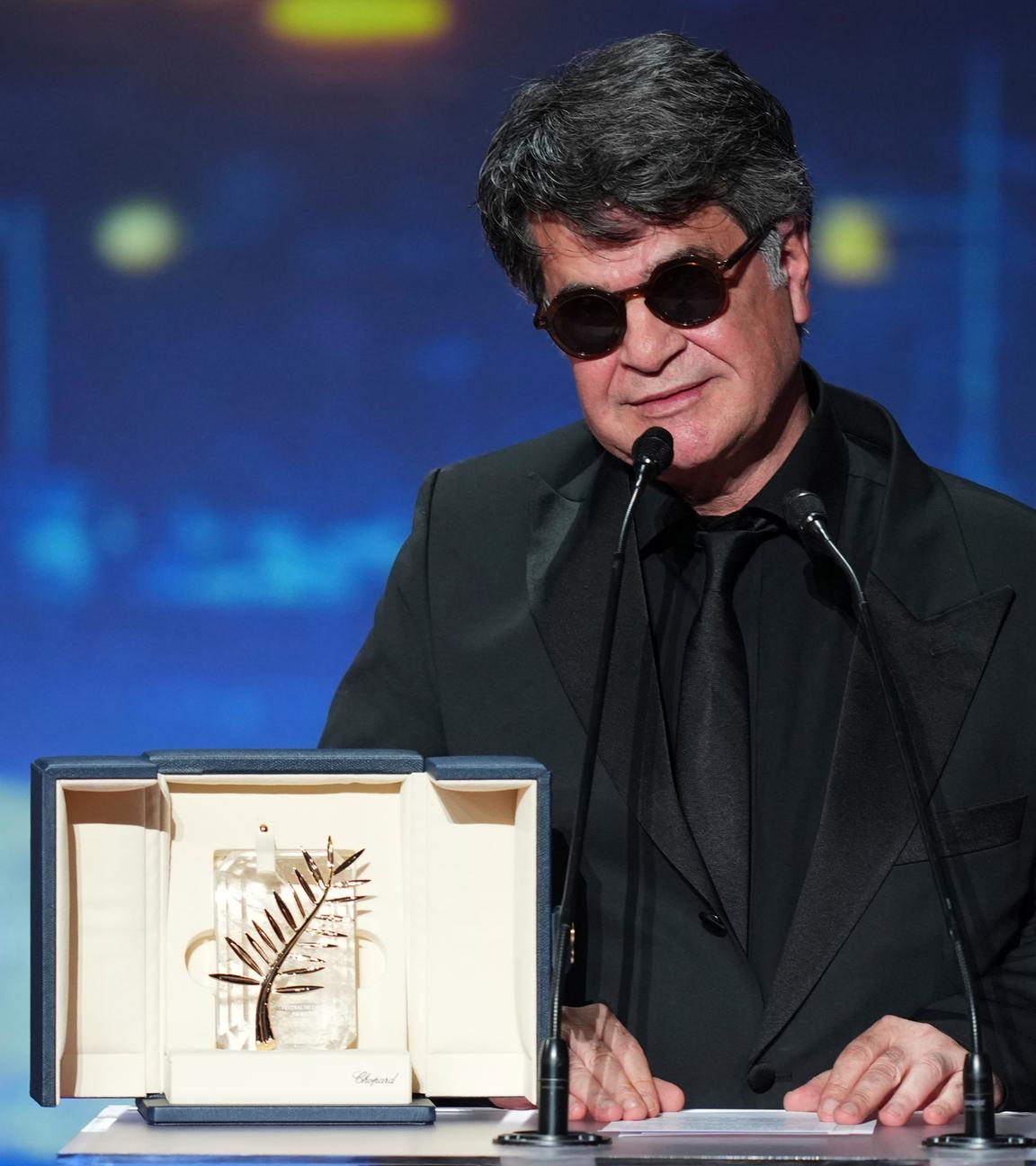 Regisseur Jafar Panahi, der die Goldene Palme für den Film "It Was Just an Accident" entgegennimmt, spricht während der Preisverleihung der 78. Internationalen Filmfestspiele in Cannes.