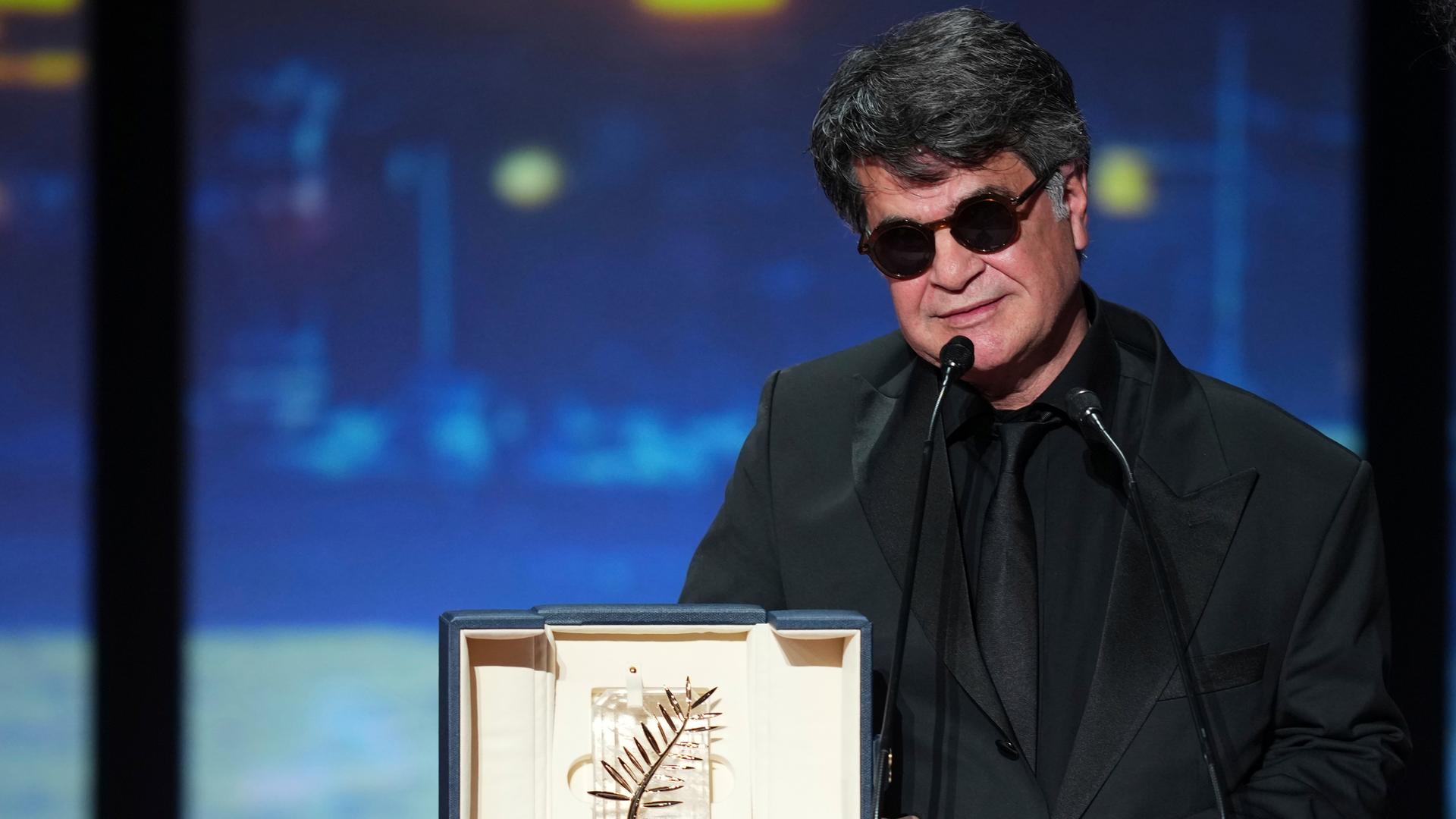 Regisseur Jafar Panahi, der die Goldene Palme für den Film "It Was Just an Accident" entgegennimmt, spricht während der Preisverleihung der 78. Internationalen Filmfestspiele in Cannes.