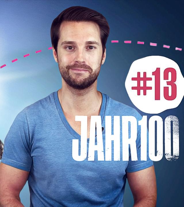 Mirko Drotschmann neben einem erfundenen rosa Wappen mit Inschrift Hanse