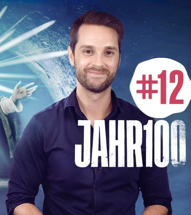Mirko Drotschmann neben einer Jesus-Darstellung und der eines Kelches, der den Heiligen Gral symbolisieren soll
