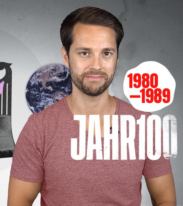 Mirko Drotschmann neben einem Smog-Schild, dem Bundesadler und einer Mülltonne